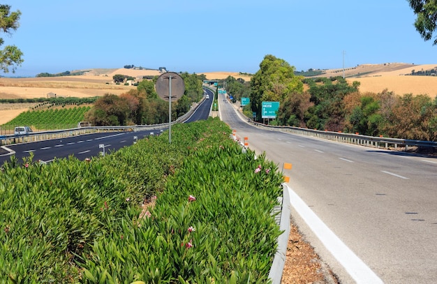 Rodovia através do campo de verão da Sicília Itália