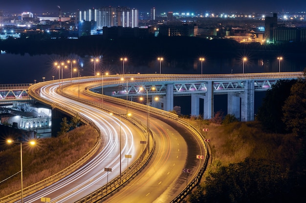 Rodovia com luzes noturnas