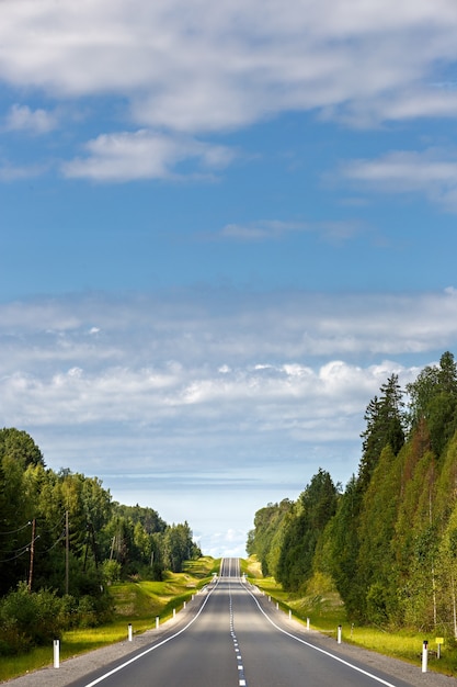 Rodovia com marcações na superfície do céu.