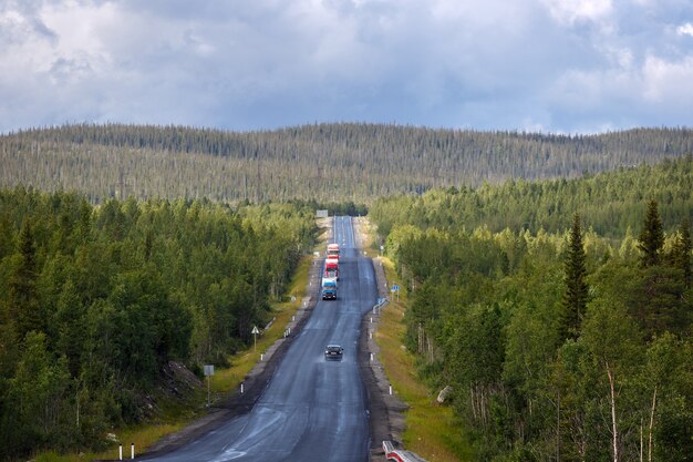 Rodovia com marcações no fundo do céu.