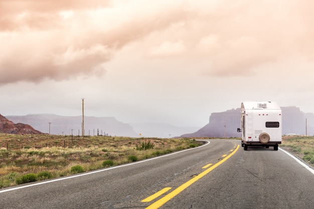 Foto rodovia com motor home nos eua