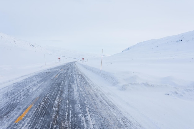 Rodovia congelada na Noruega coberta de neve