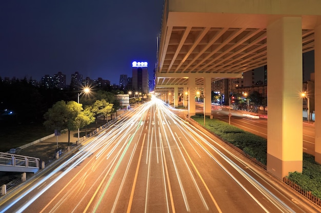 Rodovia da cidade sob o viaduto na hora do rush à noite