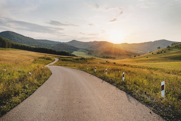 Foto rodovia de estrada vazia nas montanhas. uma pequena estrada estreita nas montanhas altai.