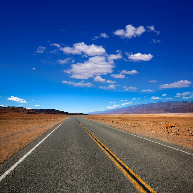 Rodovia de rota deserta no vale da morte na Califórnia