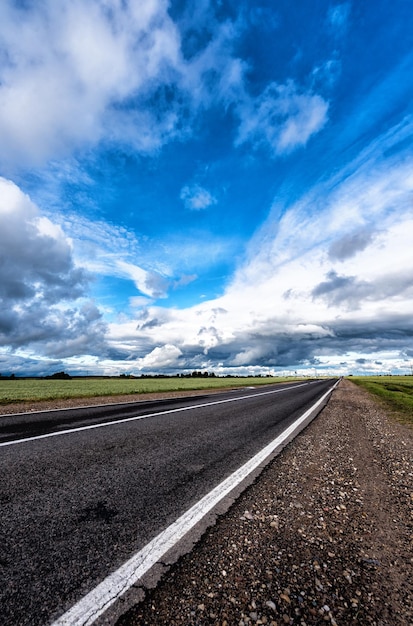 Rodovia e céu dramático