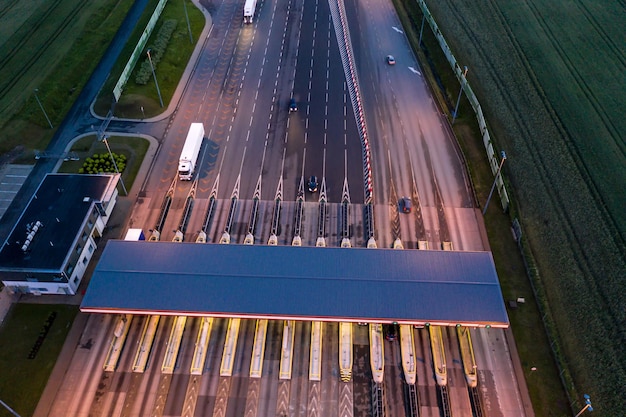Rodovia e porta de cobrança de pedágio drone vista aérea de cima à noite passageiro a2 polônia lodz