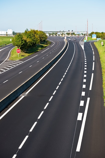 Rodovia Miltilane com um ponto de pagamento de pedágio