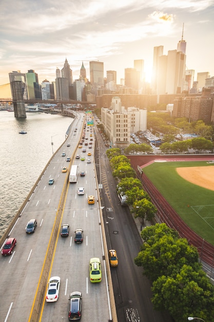 Rodovia movimentada em nova york com manhattan