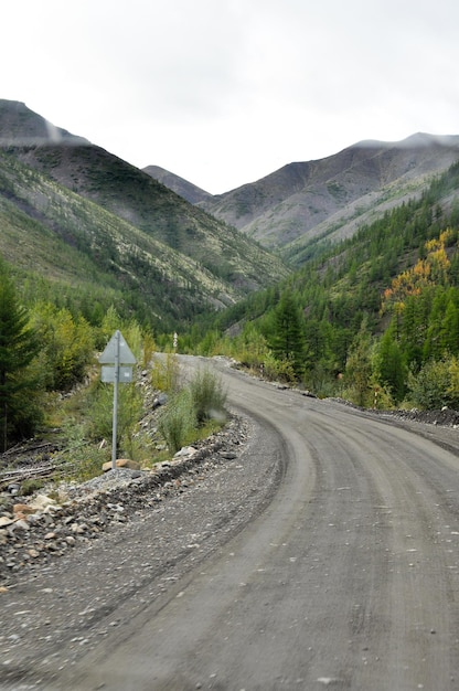 Rodovia nas montanhas da Yakutia