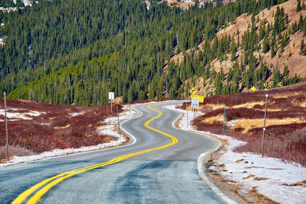 Rodovia nas montanhas rochosas do Colorado