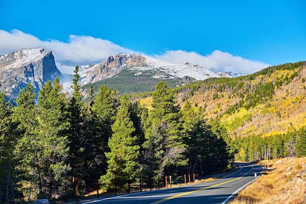 Rodovia no outono no Colorado EUA