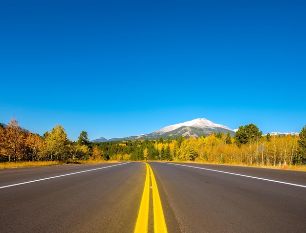 Rodovia no outono no Colorado EUA