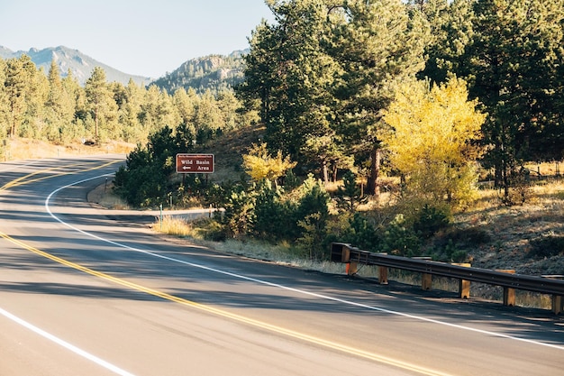 Rodovia no outono no Colorado EUA