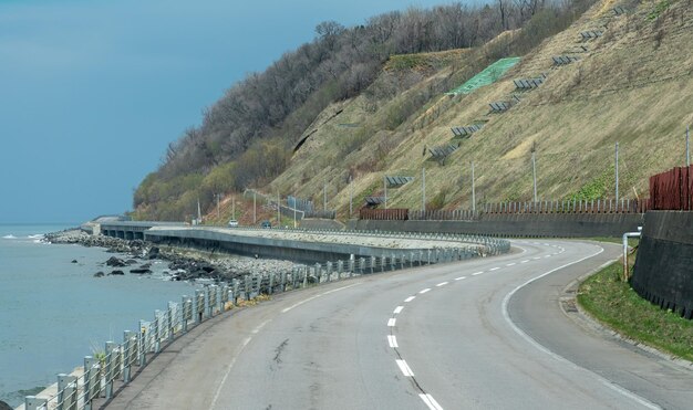 Rodovia para a fonte termal de Utoro Onsen na cidade de Utoronishi, península de Shari Shiretoko, Hokkaido, Japão