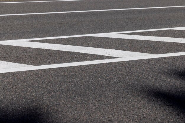 Rodovia pavimentada com marcações de estrada brancas