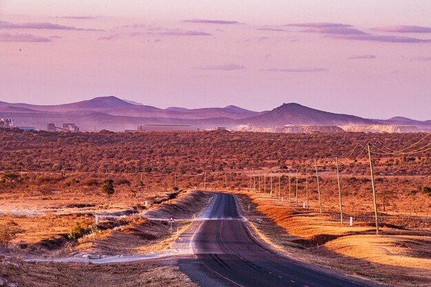 Rodovias do Quênia Pôr do sol Chyulu Hills Montanhas Colinas Condado de Kajaido Paisagens Viagens Asfalto Ro