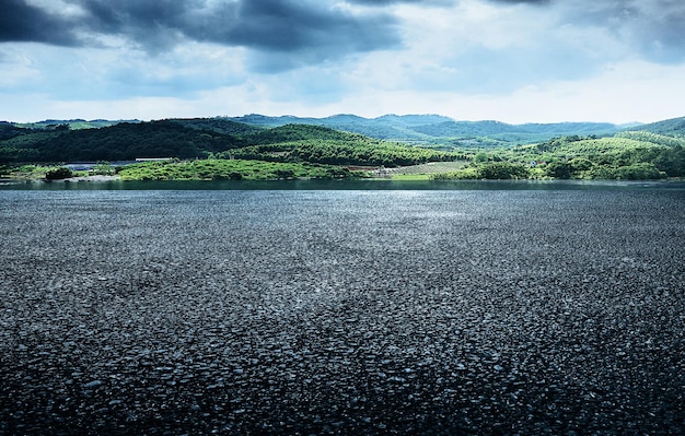 Foto rodovias e montanhas no céu azul