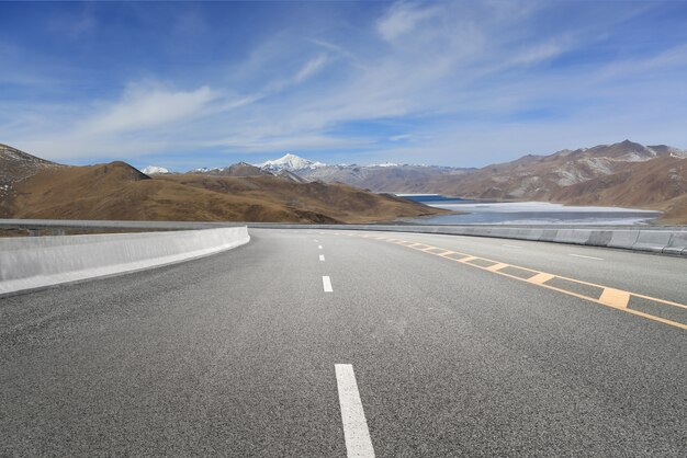 Rodovias vazias e montanhas distantes