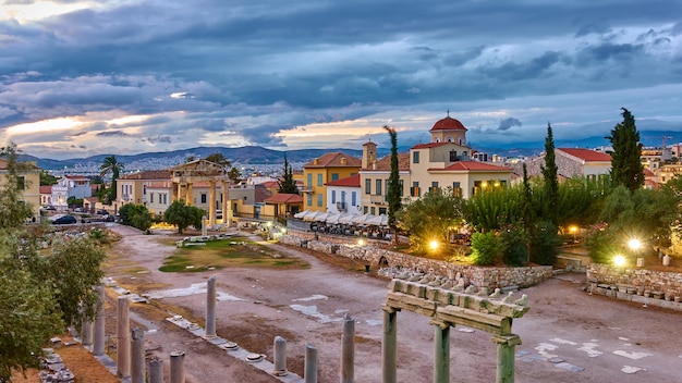 Römische Agora in der Altstadt von Athen in der Dämmerung, Griechenland. Panoramastadtbild, griechisches Wahrzeichen