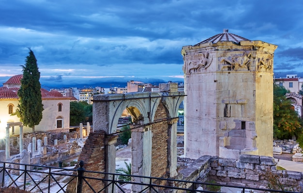 Römische Agora mit dem Turm der Winde in der Altstadt von Athen in der Dämmerung, Griechenland