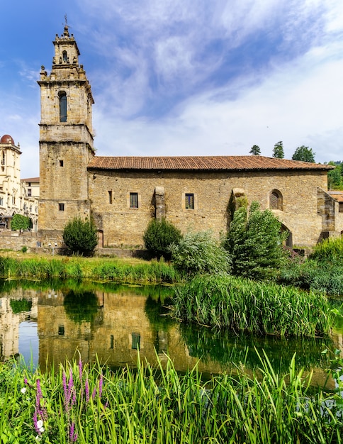 Römische Kirche und Brücke über den Fluss im Balmaseda-Baskenland Spanien. Europa.
