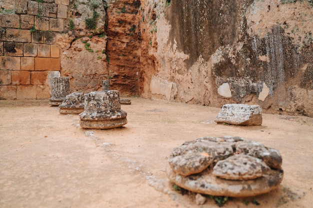 Römische Ruinen, in denen Überreste von Menschengräbern zu sehen sind, in Carmona