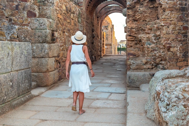 Römische Ruinen von Merida ein junger Tourist, der das römische Theater und das Amphitheater besucht