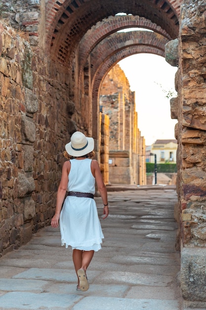 Römische Ruinen von Merida ein junger Tourist, der das römische Theater und das Amphitheater besucht