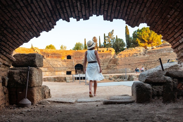 Römische Ruinen von Merida ein junger Tourist im römischen Amphitheater von innen Extremadura Spanien