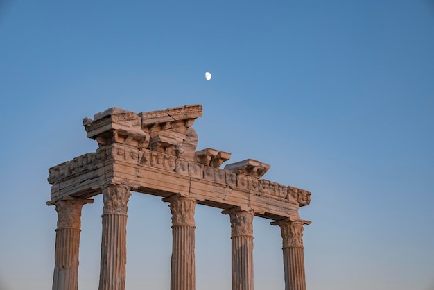 Römischer apollo-tempel unter klarem blauem himmel in der abenddämmerung in der seitentürkei