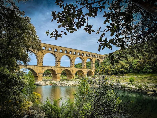 Römisches aquädukt durch laub gesehen, pont-du-gard, languedoc-roussillon france