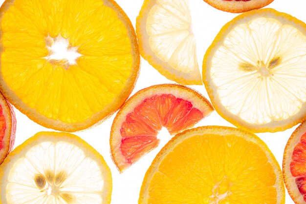 Röntgenbild von Früchten. Verschiedene Scheiben von Zitrusfrüchten Orange und Zitrone auf dem Lumen-Hintergrund. Draufsicht und Makro