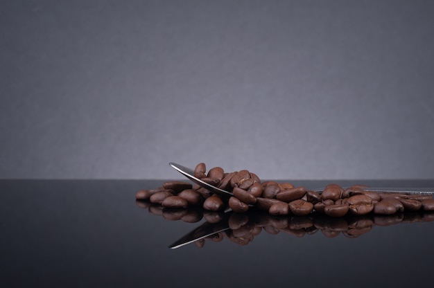 Foto röstkaffeebohnen-atelieraufnahme mit kopienraum.