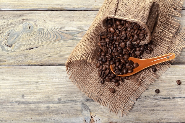 Röstkaffeebohnen auf einem Bretterboden