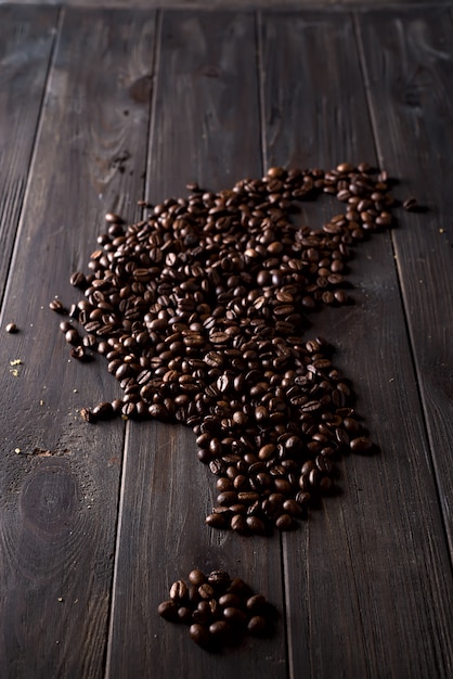 Röstkaffeebohnen, können auf einem hölzernen dunklen Hintergrund verwendet werden