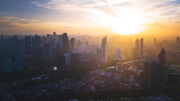 Rötlich gelber Sonnenuntergang im Stadtbild von Jakarta