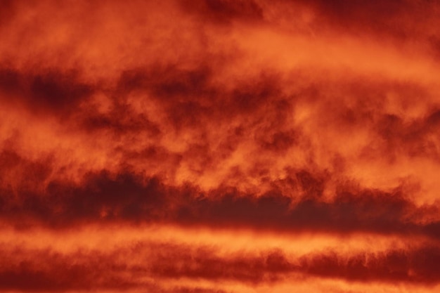 Rötlicher Himmel mit orangefarbenen Wolken