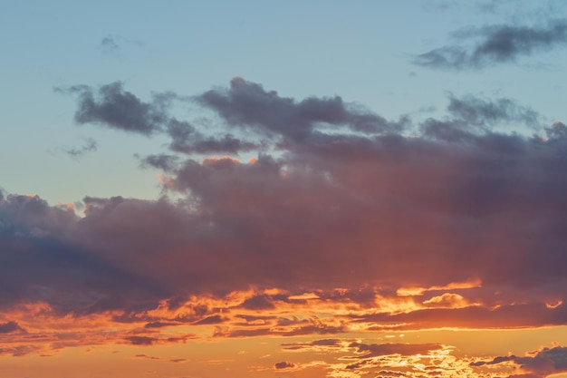 Rötlicher Himmel mit orangefarbenen Wolken