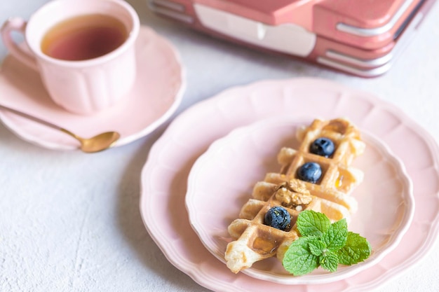 Ð¡Roffle, trendige knusprige koreanische Backwaren, mit Draufsicht des Waffeleisens auf weißem Hintergrund, selektiver Fokus