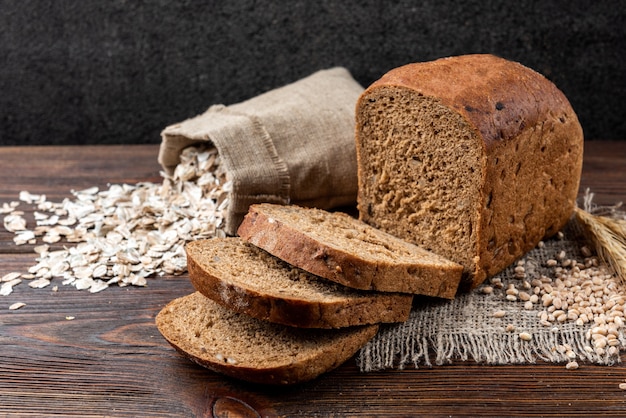 Roggenbrot auf dunklem Holztisch.