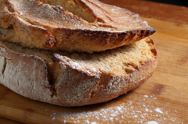 Roggenbrot auf einem Holztisch