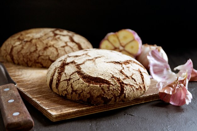 Roggenbrot auf einem schwarzen Hintergrund.