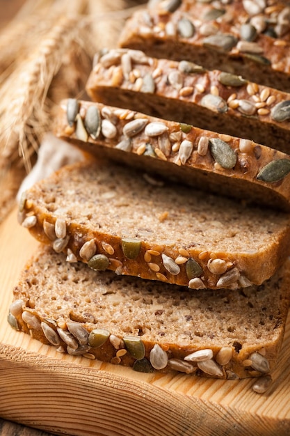 Roggenbrot auf Holzbrett