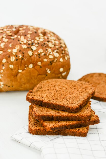 Roggenbrot auf weißem Hintergrund