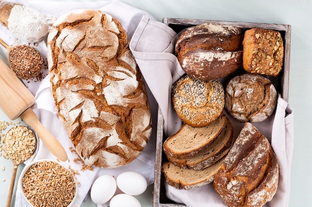 Roggenbrot in Scheiben geschnitten auf Schneidebrett, Nahaufnahme.