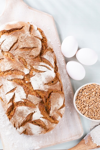 Roggenbrot in Scheiben geschnitten auf Schneidebrett, Nahaufnahme..