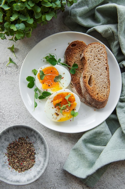 Roggenbrot mit gekochtem Ei