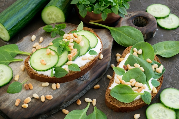 Roggenbrot mit Gurke und Pinienkernen.