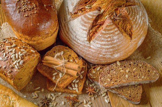 Roggenbrot neben Zimtstangen und Sternanis